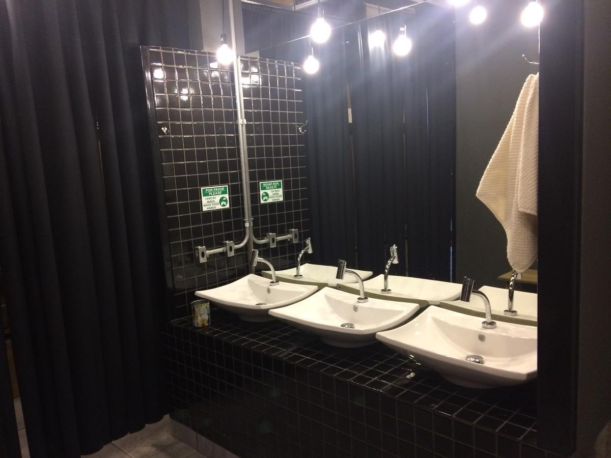 Eco Box Hostel ฟลอเรียนอโปลิส ภายนอก รูปภาพ